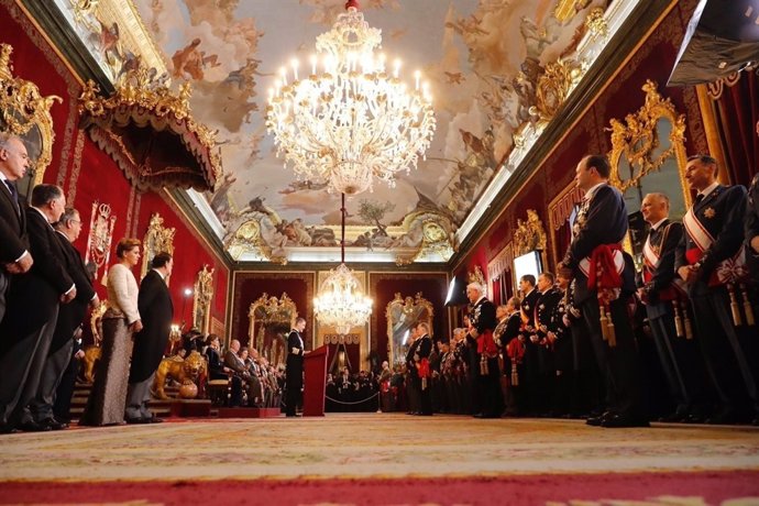 El Rei en la Pasqua Militar al costat dels reis Juan Carlos i Sofia