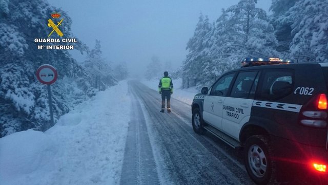La Guardia Civil en una carretera nevada, actuando frente al temporal en Teruel