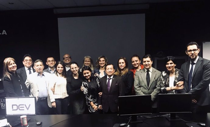 Ana Aliende con su alumnos de la Universidad Rafael Landivar