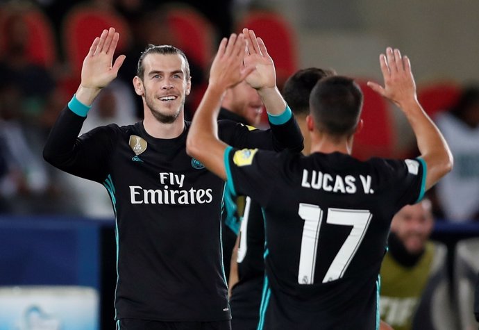 Gareth Bale se abraza con Lucas Vázquez
