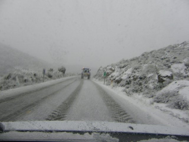 Carretera afectada por la nieve