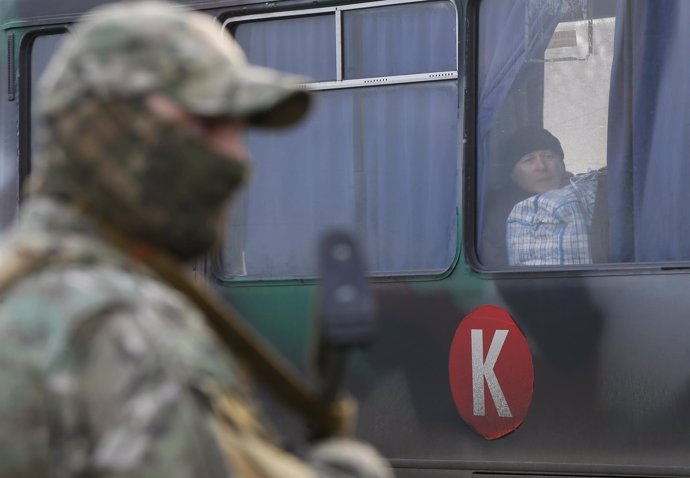 Un militar vigila un intercambio de prisioneros en Donestk