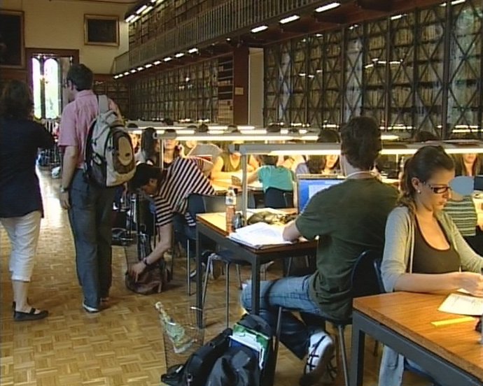 Estudiantes en una biblioteca (Archivo)