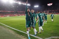 El Betis asalta el Pizjuán en un derbi de infarto y el Valencia vuelve a ganar