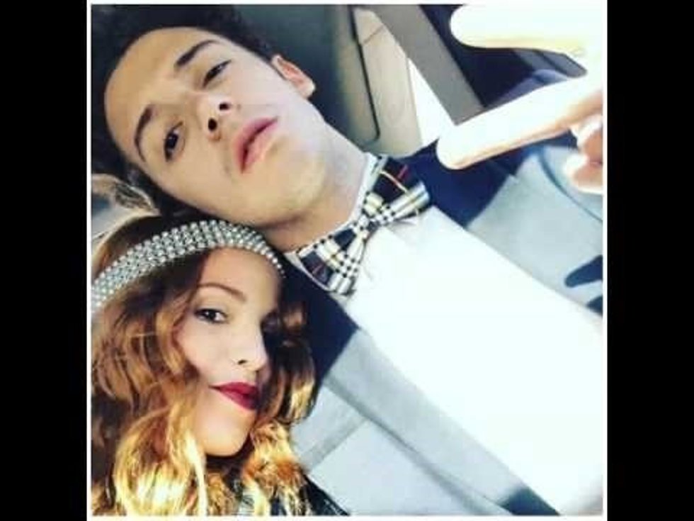 La rubia le pone tan cachondo que para el coche para folllar 7