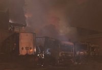 Un incendio calcina tres camiones y un remolque de una empresa de transportes en Valladolid