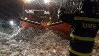 Més de 240 efectius de la UME treballen per rescatar els vehicles atrapats a la neu a l'AP-6