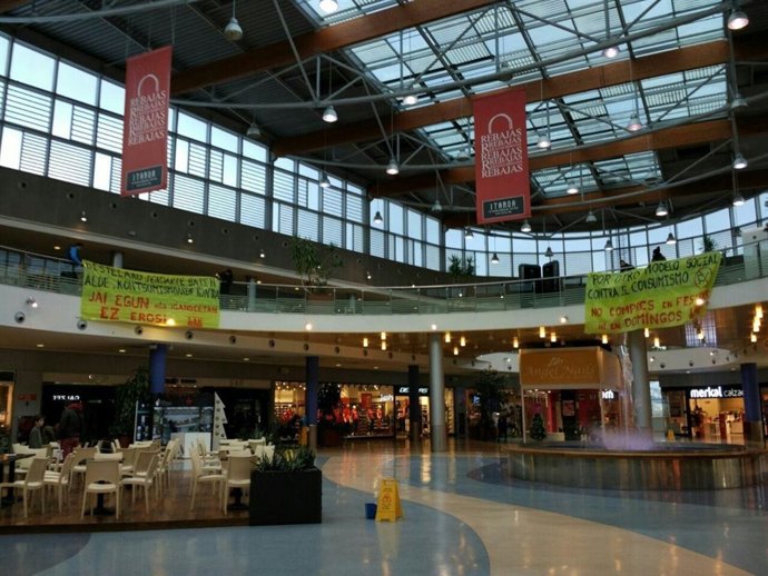 Pancartas en contra de la apertura de comercios en festivos