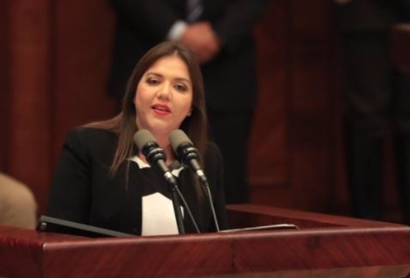 La nueva vicepresidenta de Ecuador se compromete a desempeñar su cargo