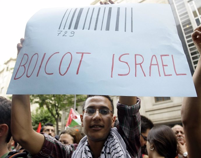Manifestante en Barcelona con un cartel a favor del boicot a Israel