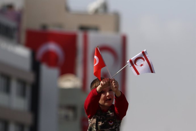Un niño enarbola la bandera turca y turcochipriota en Nicosia del Norte