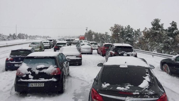 Coches atrapados en la AP-6 por el temporal de nieve