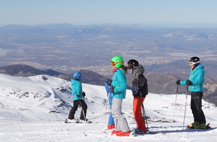 Esquiadores en Sierra Nevada
