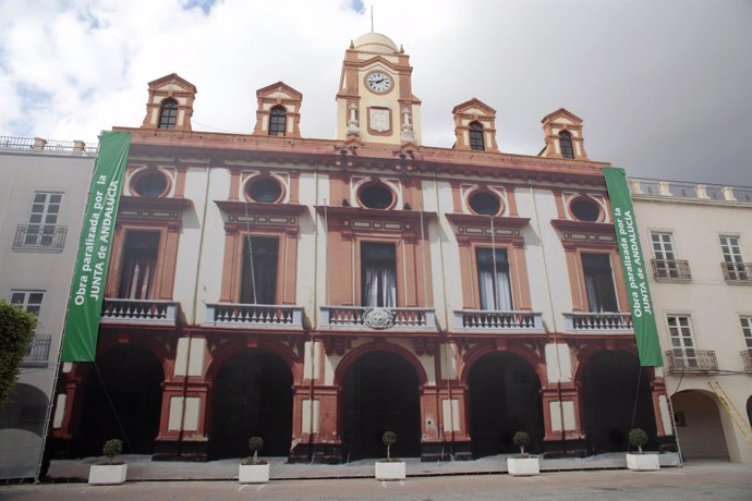 Lona sobre la fachada del Ayuntamiento en la Plaza Vieja 