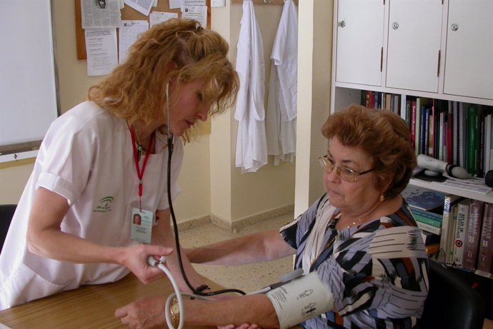Enfermera con cuidadora tensión arterial