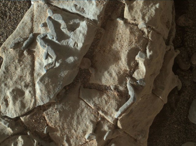 Formas de bastón sobre rocas en Marte