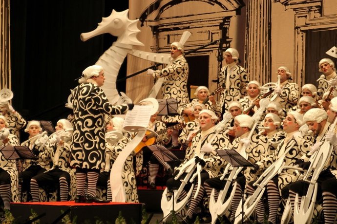 El coro de carnaval 'Allegro Molto Vivace' actuando en Gran Teatro Falla