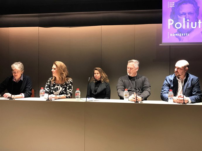 C.Scheppelmann, S.Radvanovsky, G.Kunde i G.Vivani, al costat de la traductora