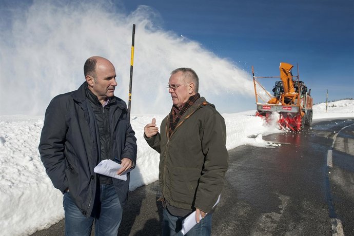 Ayerdi en Belagua con el director general de Obras Públicas, Ignacio Nagore