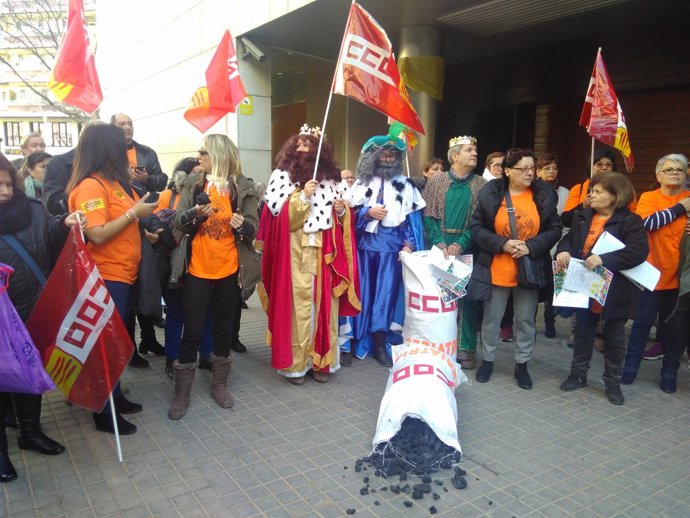 Protesta de CC.OO. Ante la sede de Relaciones Laborales de la Generalitat