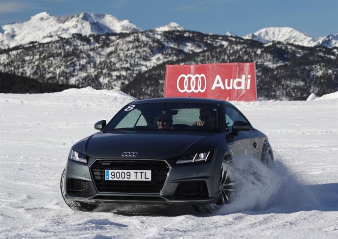 Vehículo Audi en los cursos de conducción en hielo y nieve