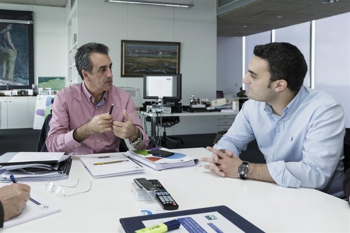 Martín se reúne con el alcalde de Ribamontán al Monte