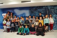 Truyol entrega los premios del Concurso de dibujos navideños para hijos  del personal de Emaya