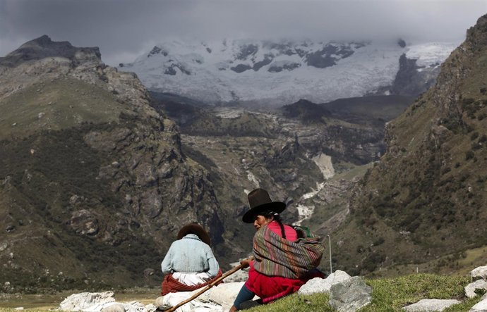 Una pastora y su hija ante el glaciar Hualcan