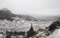 La nieve "sorprende" a Grazalema (Cádiz) y provoca que un autobús escolar tenga que volver