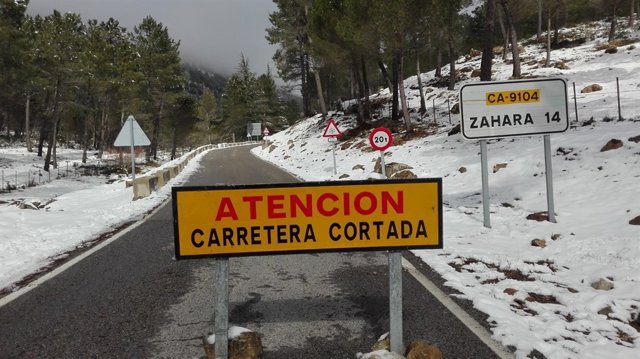 Continúa Cortada La Carretera Ca 9104 En Grazalema Por La Nevada. Se Puede Acced