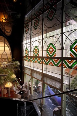 Oriza está ubicado en un palacio de 1926, colindante al Real Alcázar.