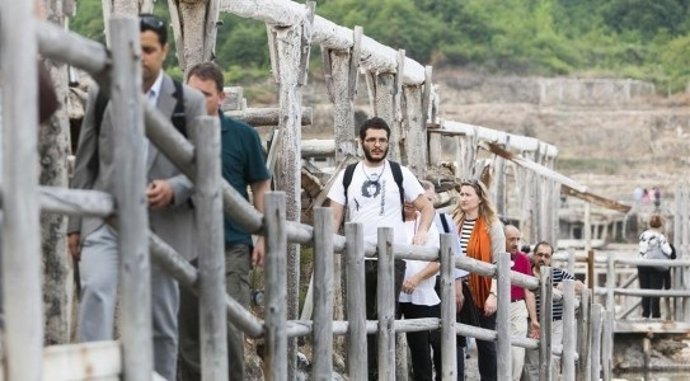 Turistas visitan el Valle Salado de Añana