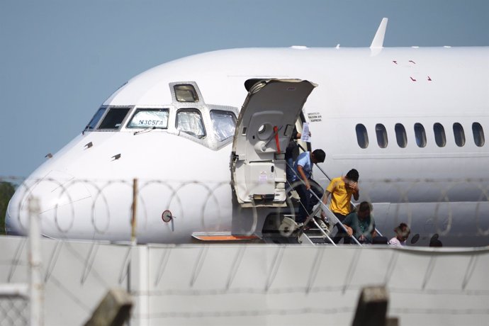 Niños salvadoreños desembarcan tras ser deportados desde EEUU (archivo)