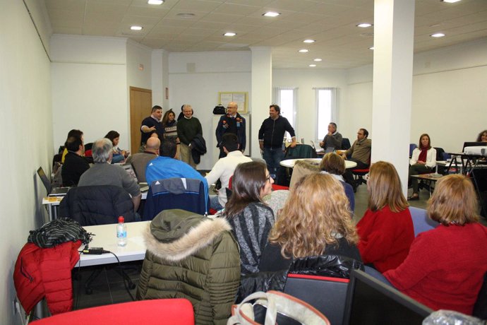 Carmona (centro) en un encuentro con responsables de los Guadalinfo