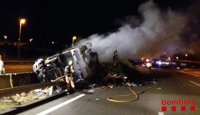 Un camión incendiado obliga a cortar la AP-7 hora y media en Sant Sadurní d'Anoia