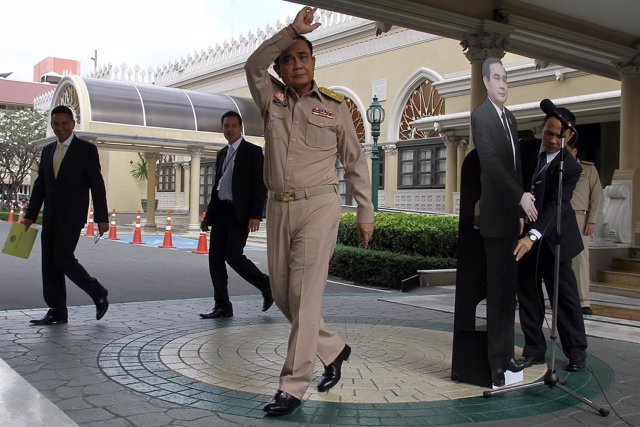 El general Prayuth se despide de la prensa dejando un 'doble' de cartón