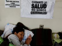 El Gobierno boliviano y el Colegio Médico firman un acuerdo y se restablecen los servicios de salud en el país