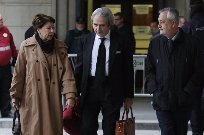 Magdalena Álvarez y José Antonio Griñán llegan al juicio de los ERE