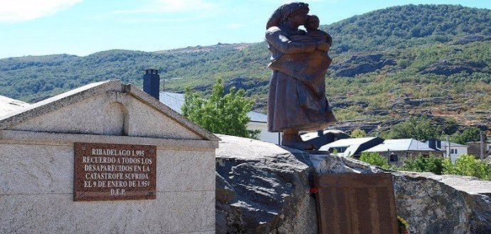 Imagen de la escultura en recuerdo a las víctimas de Ribadelago