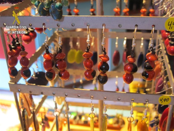 Pendientes con semillas tóxicas decomisados en Barcelona
