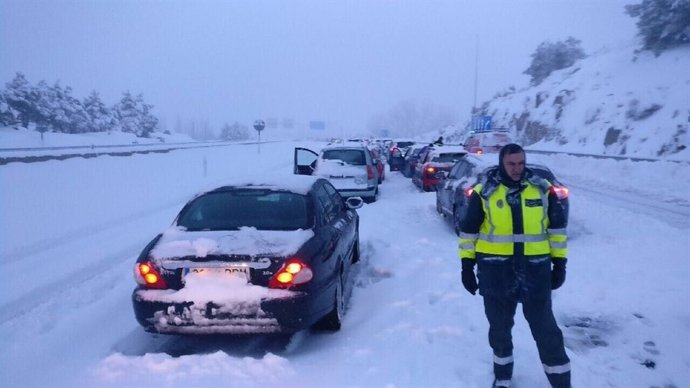 Cotxes atrapats pel temporal de neu en l'AP-6