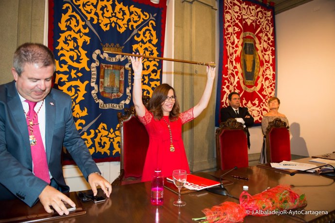 Ana Belén Castejón, toma el bastón, nueva alcaldesa de Cartagena