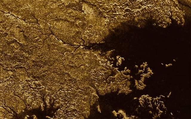 Costa de un mar de Titán