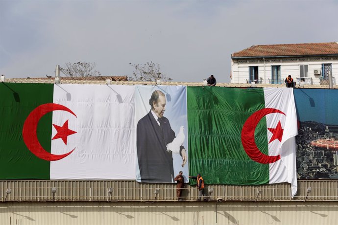 Banderas de Argelia y fotos de Abdelaziz Buteflika