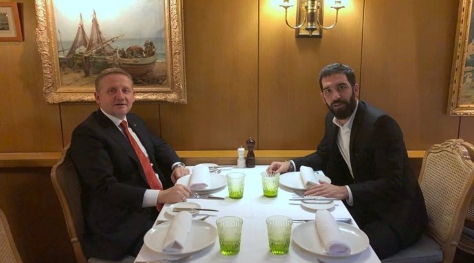 Göksel Gümüsdag junto a Arda Turan