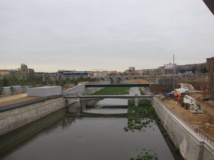 Rio Manzanares a su paso por el parque de la Arganzuela en Madrid 