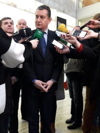 Sanz no descarta nuevas detenciones por los altercados en Pedrera, donde se mantendrá el refuerzo policial