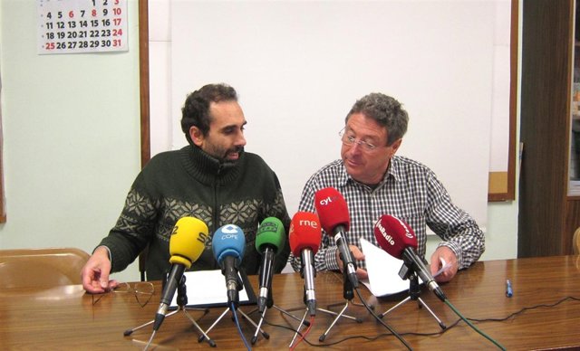 Miguel Ángel Ceballos (i) y Luis Oviedo (d) durante la rueda de prensa