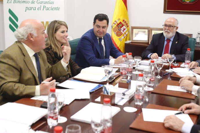 Moreno y otros dirigentes del PP-A en una reunión en el Colegio de Médicos