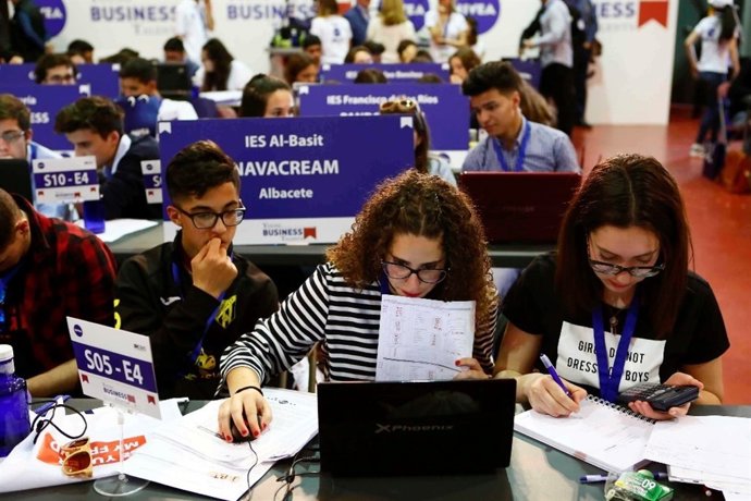 Estudiants participen en Young Business TAlents